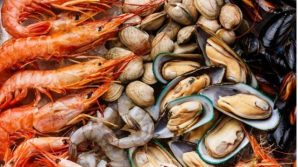 Vicenza, mangia crostacei crudi e muore a causa di un malore davanti al convivente