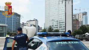 Milano, cliente fa arrestare una giovane pusher: