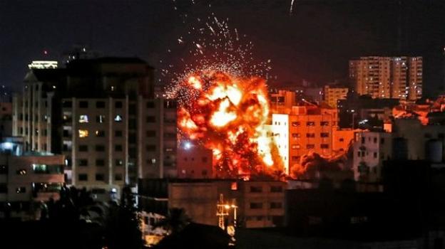 Guerra Israele-Hamas: pesante bombardamento su Gaza, colpite strade ed edifici