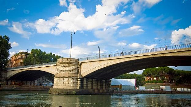 Roma, perde l’equilibrio e cade da un ponte: gravissimo un ragazzo che voleva scattarsi un selfie