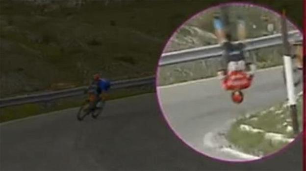 Giro D’Italia 2021: Matej Mohoric cade in discesa e batte la testa, la bici si spezza in due