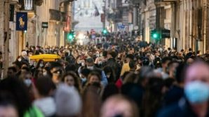 Napoli, continuano gli assembramenti dopo il coprifuoco: 120 sanzioni in una sera