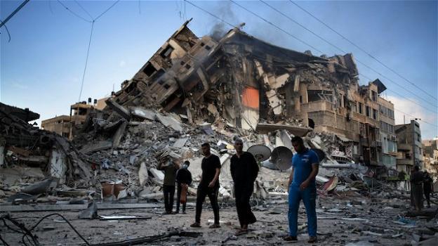 Gaza, raid aereo di Israele: distrutti molti edifici, si scava tra le macerie per recuperare i morti