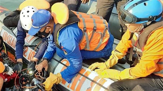 Scattano un selfie di gruppo: la barca si ribalta, 7 morti in Indonesia