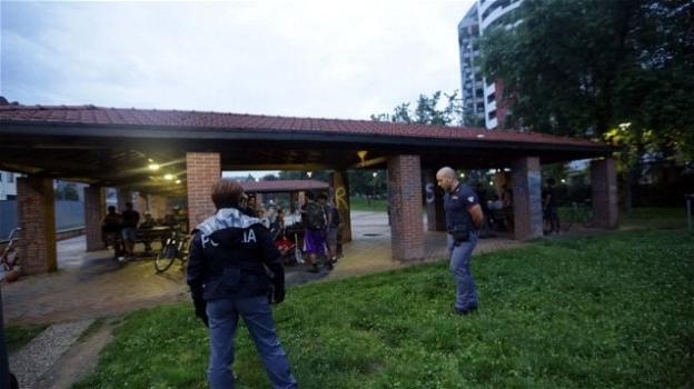 Milano, picchiano due ragazzine a bastonate e fuggono: caccia ad una pink gang