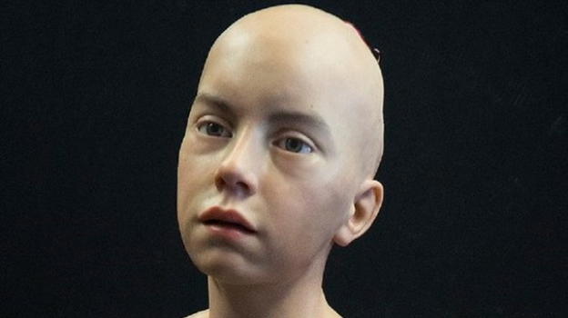 Abel sembra un ragazzino di 12 anni. È un robot