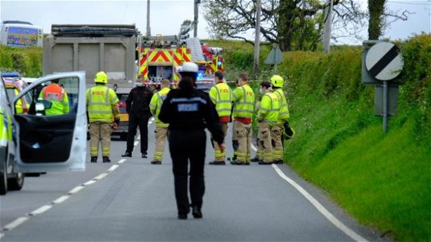 UK, incidente tra Scuolabus e macchina: muore un autista, 17 bambini feriti