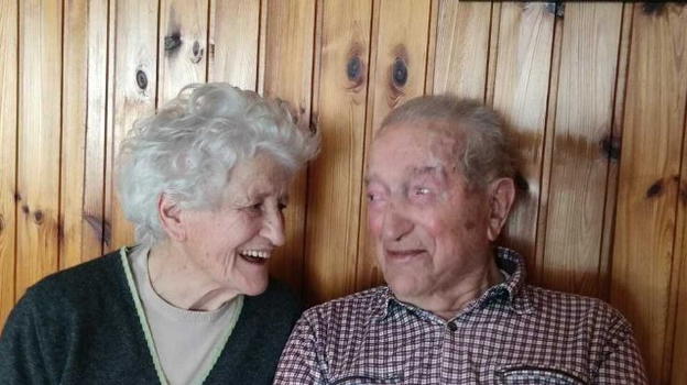 Santo Stefano: nonno Condino festeggia i suoi primi 100 anni spaccando legna