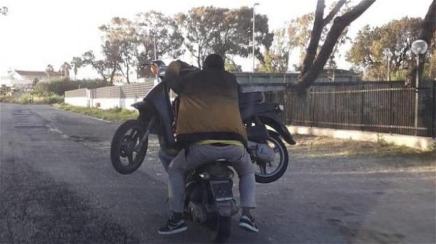 Napoli, caricano uno scooter su un altro scooter: l’immagine diventa virale