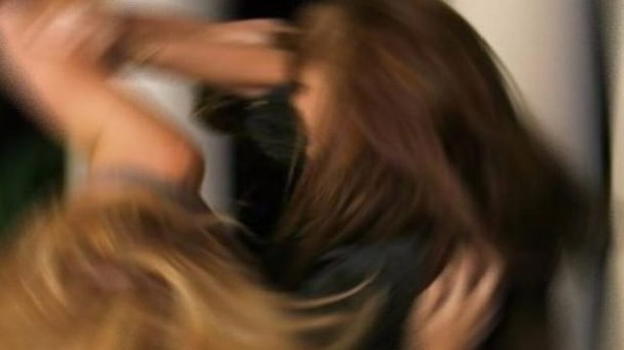Ferrara, lite tra donne finisce in tragedia: stacca il dito a morsi alla rivale