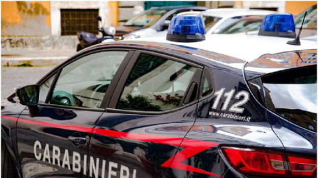 Roma, ferisce la compagna all’orecchio con la punta di un trapano: lei scappa dai vicini