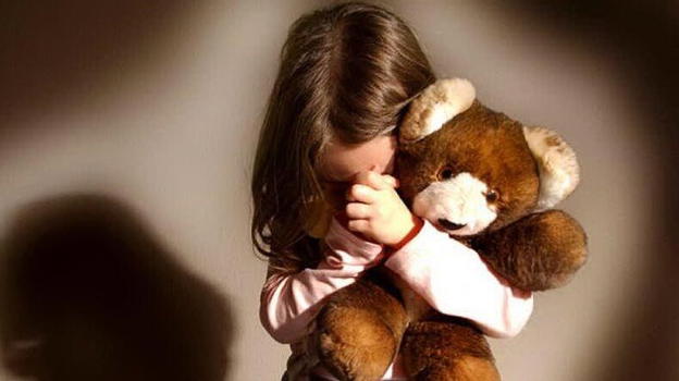 Cosenza: nonna accompagna le nipotine a farle violentare