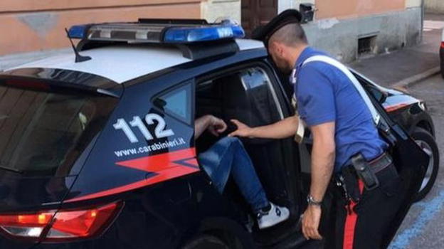 Taranto, si spoglia e mostra i genitali ad alcune ragazzine: arrestato