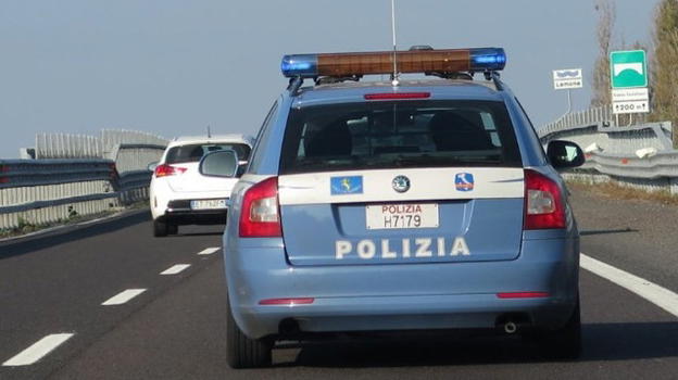 Fermato in autostrada perché procedeva a zig zag: stava lavorando in smart working alla guida