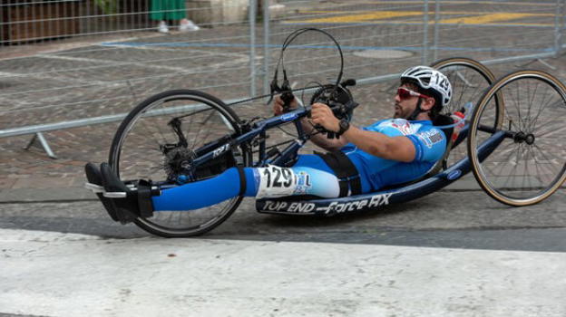 Milano, atleta paralimpico investito da un camion mentre è in handbike