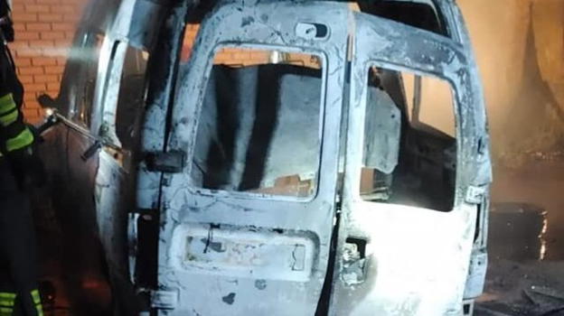 Catania, vandali bruciano e distruggono il pulmino di una squadra di rugby