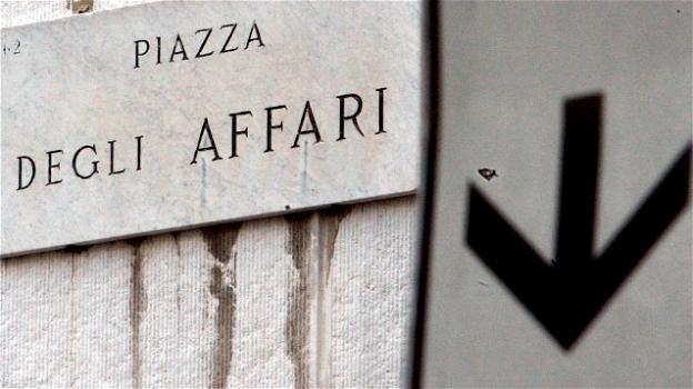 Milano, cade da un palazzo in Piazza Affari morendo sul colpo: si pensa al suicidio