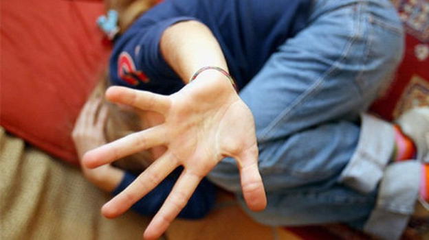 UK, mamma sadica dà cibo per cani al figlio adottivo