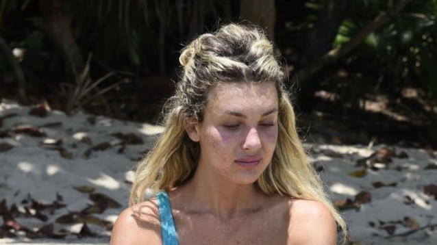 "L’isola dei famosi", Miryea Stabile si sente male e i naufraghi ci scherzano su