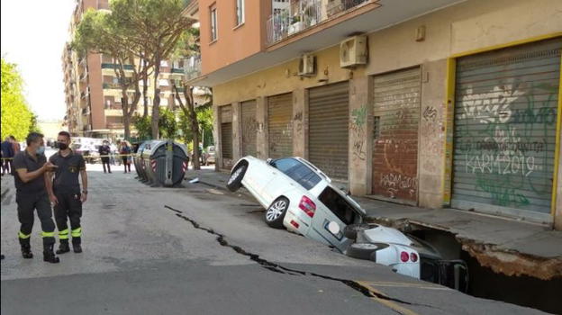 Roma, si apre una voragine: inghiottite due auto, nessun ferito