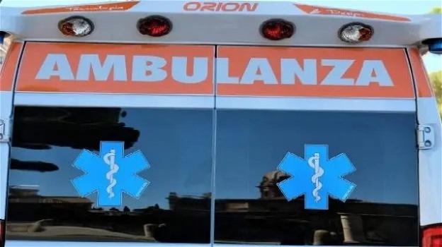 Napoli, ambulanza investe agente della Polizia e scappa: era senza assicurazione