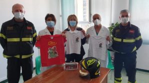 Torino, crollo funivia Mottarone: Vigili del Fuoco in ospedale per donare un elmetto a Eitan