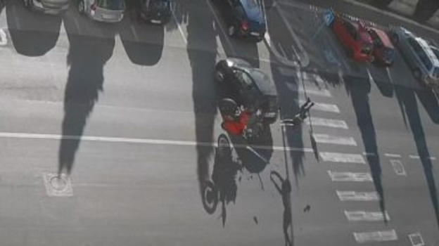 Brindisi, fa un volo di alcuni metri dopo un incidente stradale: motociclista si rialza subito