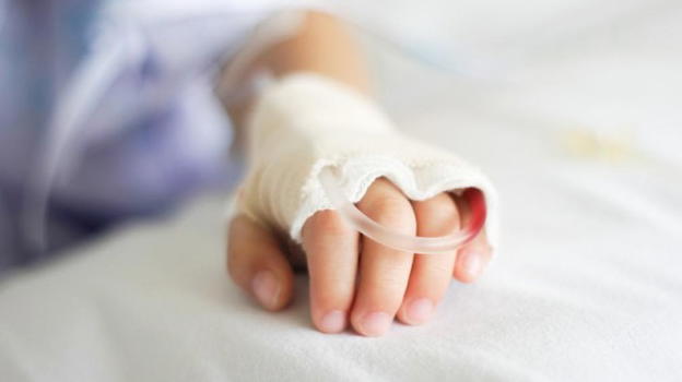 UK, impedisce al figlio di 7 anni con un tumore di fare la chemio: "È pericolosa"