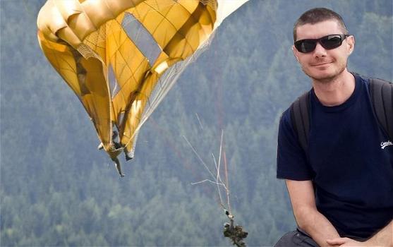 Paracaduti si "agganciano" in volo dopo il lancio: muore un istruttore