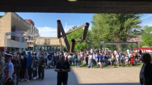 Bologna, persone accampate presso la Fiera per l’open day vaccinale: Asl raddoppia le dosi