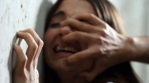 Palermo, violenta la figlia perchè gay: a processo due genitori