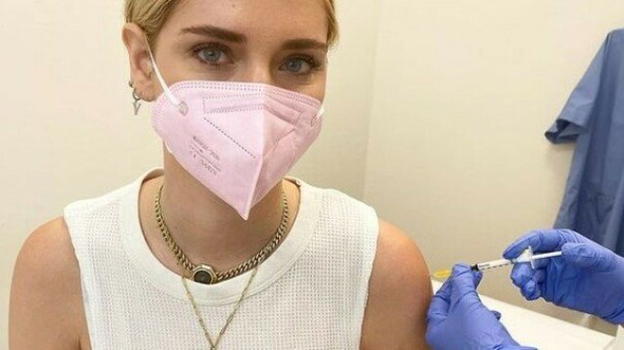 Chiara Ferragni si vaccina: "Il primo passo verso il ritorno alla vita normale"