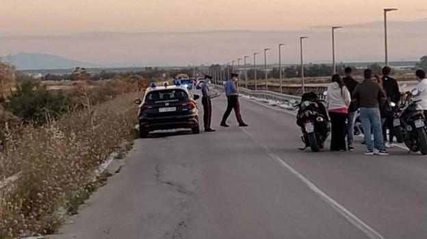 BAT, si schiantano con la moto contro un palo della luce: morti sul colpo