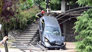 Milano, con l’auto in parco: cade da un sentiero con il mezzo e colpisce un bimbo