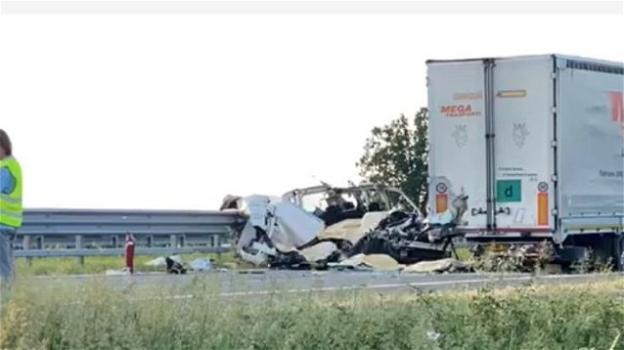 Piacenza, furgone tampona tir: 5 morti