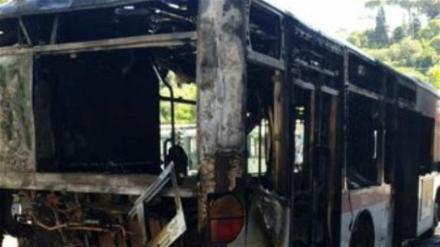 Roma, autobus di linea prende fuoco in via Azuni