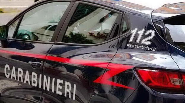 Carrara: servizio troppo lento, clienti devastano il locale e aggrediscono il titolare