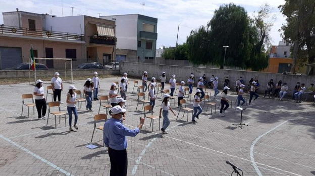 Brindisi, riflessioni a suon di musica sul periodo della pandemia in una scuola