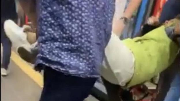 Milano, passeggera presa in braccio e fatta scendere dalla metro: non indossava la mascherina