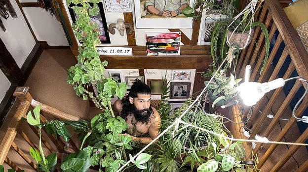 Trasforma la sua casa in un giardino con più di 200 specie di piante