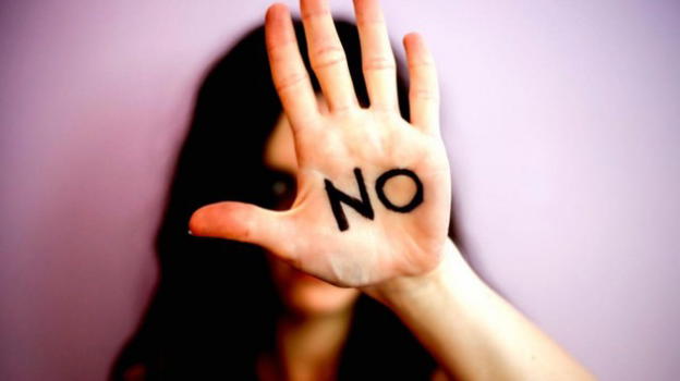 Bulle palpeggiano coetanea in discoteca: una condanna per violenza sessuale di gruppo