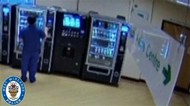 UK, ruba la carta di credito a un paziente morto per Covid e la usa al distributore automatico
