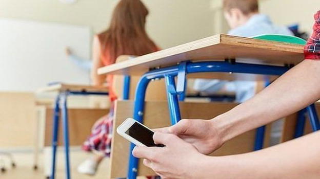 Cuneo, scattano foto ad alunni e docenti di nascosto: 300 studenti sospesi