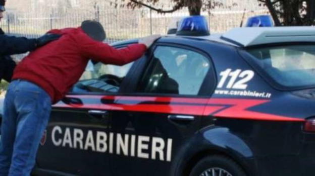 Caserta, armato di pistola rapina un negozio per la birra: arrestato
