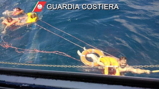 Lecce, barca affonda al largo della costa di Gallipoli: salvata una famiglia
