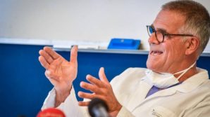 Covid-19, Alberto Zangrillo scatta un selfie all’aperto