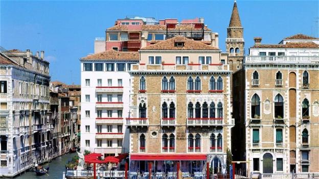 Venezia, turista cade dal quinto piano di un hotel e muore