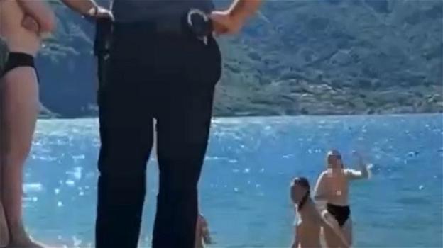 Lecco, fanno il bagno in topless nel lago: famiglia chiama i carabinieri