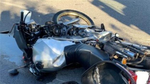 Torino, coinvolto in un incidente cade con la moto e perde la droga: centauro in fuga