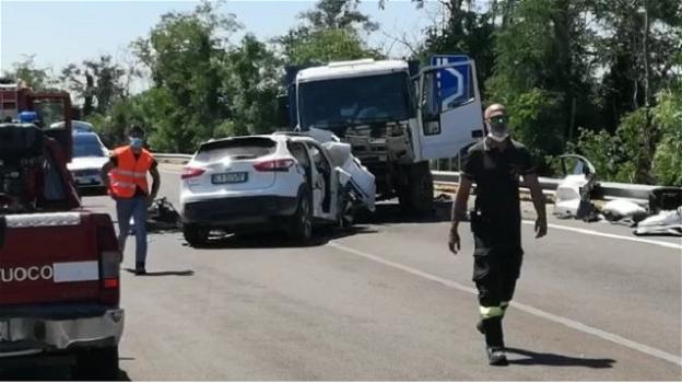 Lecce, camion contro suv sulla statale: morto il conducente della vettura
